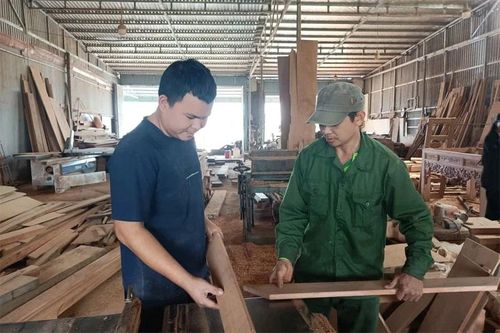 'Thắp lửa' nghề mộc truyền thống