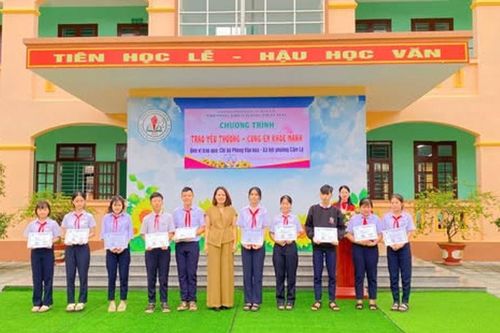 Phường Cẩm Lệ tặng 70 thẻ bảo hiểm y tế cho học sinh khó khăn