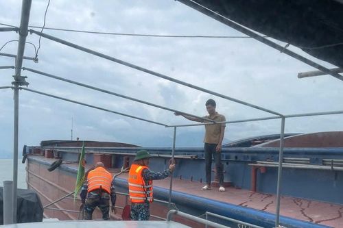 Lai dắt an toàn tàu hàng Tuấn Kiệt 68 bị hỏng máy, trôi neo trên vịnh Đà Nẵng