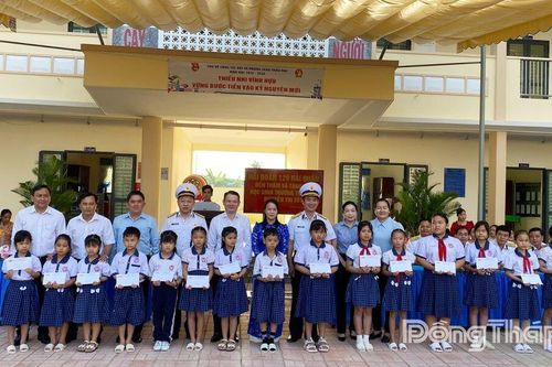 Hải đoàn 129 Hải quân: Thăm, tặng quà học sinh khó khăn Trường Tiểu học Nguyễn Thị Tốt
