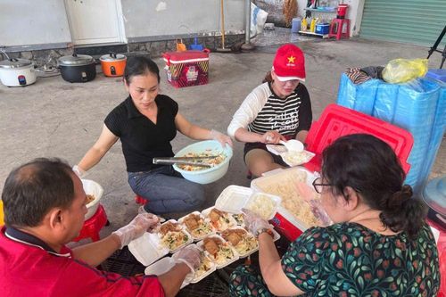 Những suất ăn 0 đồng - Nghĩa tình của nhóm chị em tiểu thương Mỹ Tho