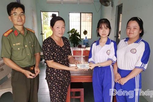 2 học sinh Trường THPT Vĩnh Bình nhặt của rơi trả lại cho người bị mất