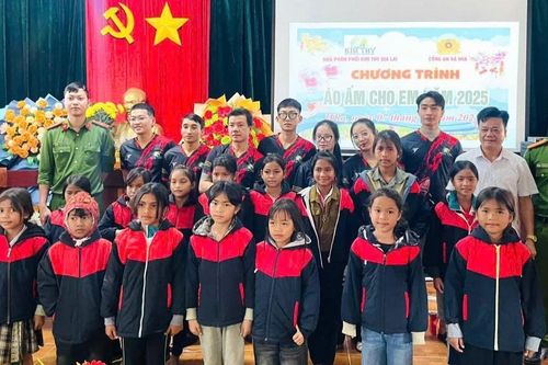Công an xã Hra tổ chức chương trình 'Áo ấm cho em' 2025