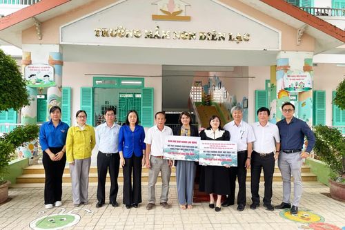 Trao 700 triệu đồng hỗ trợ Trường Mầm non Diên Lạc khắc phục sau lũ