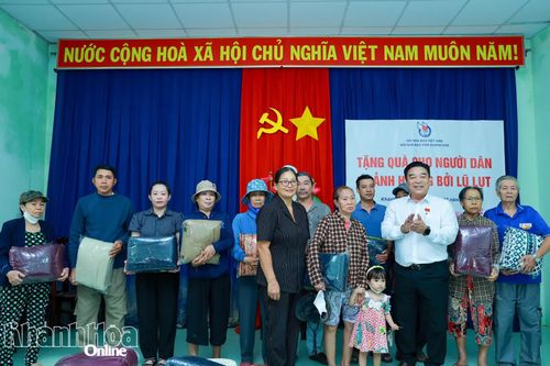 Hội Nhà báo tỉnh Khánh Hòa trao 200 suất quà cho người dân bị ảnh hưởng bởi lũ lụt