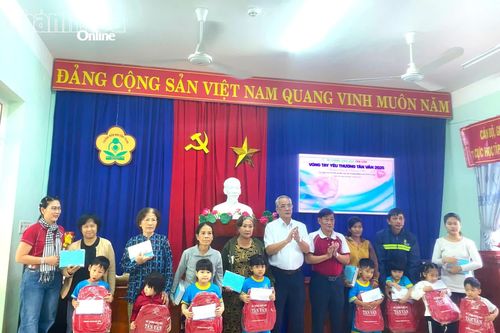 Trao 150 suất quà cho học sinh bị ảnh hưởng bởi mưa lũ tại Khánh Hòa