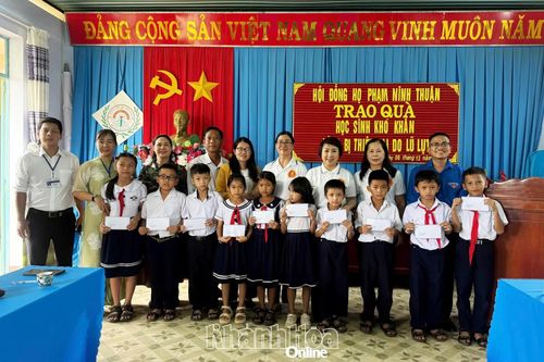 Trao 40 suất quà cho học sinh phường Đô Vinh bị ảnh hưởng bởi mưa lũ