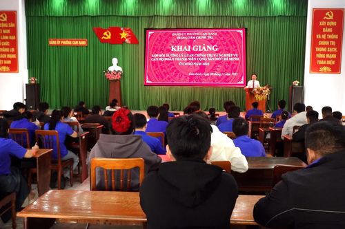 Phường Cam Ranh tổ chức lớp bồi dưỡng lý luận chính trị cho hơn 100 cán bộ đoàn