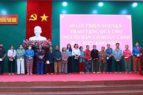 Phường Phan Rang: Trao 40 triệu đồng hỗ trợ người dân vùng lũ có hoàn cảnh đặc biệt khó khăn