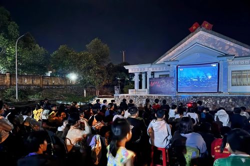 Hơn 400 người dân khu vực Khánh Vĩnh được xem phim 'Mưa đỏ' miễn phí