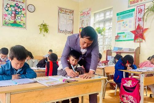Lặng thầm đưa đò để học trò được 'sáng' chữ