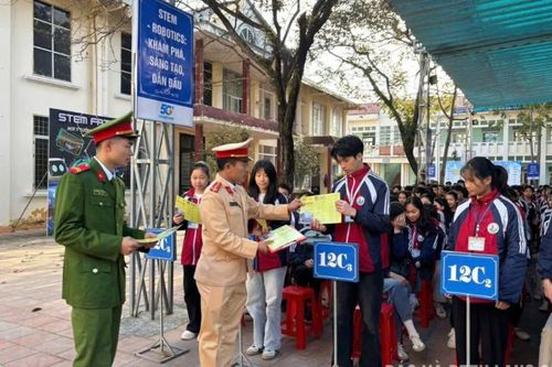 Trên 1.200 người được tuyên truyền các quy định về an toàn giao thông