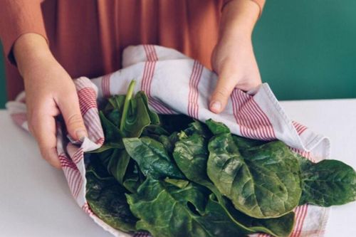 Mẹo bảo quản rau tươi cả tuần chỉ bằng một chiếc áo cũ