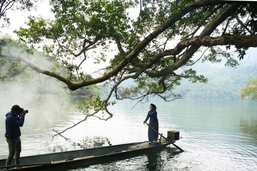 Hồ Ba Bể: Ngắm rừng cổ thụ thay lá mùa đông