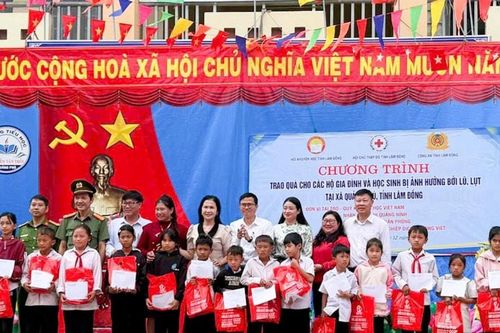 Trao hơn 900 suất quà, học bổng cho học sinh xã Quảng Phú