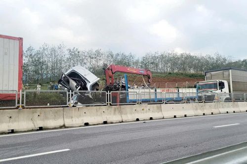 Tai nạn giao thông trên cao tốc Bắc - Nam làm 5 người thương vong