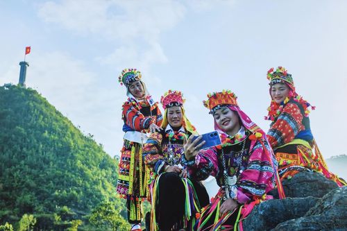 Hồ Gươm rộn ràng với những khoảnh khắc tuyệt đẹp của đồng bào vùng cao