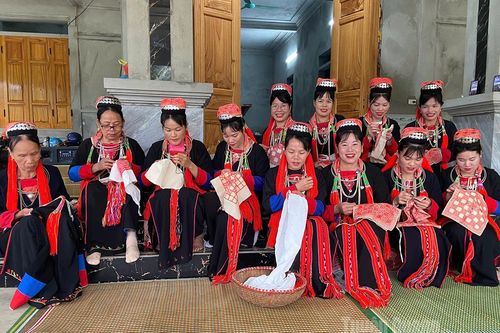 Thôn Éo giữ gìn bản sắc Dao thanh y