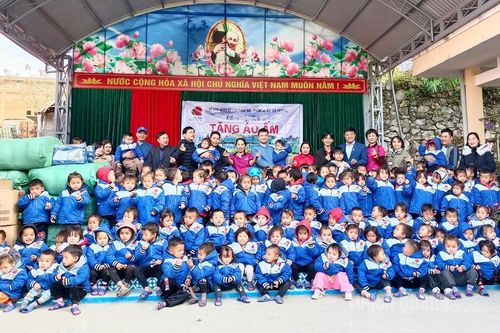 Trao hỗ trợ cho các hoàn cảnh khó khăn