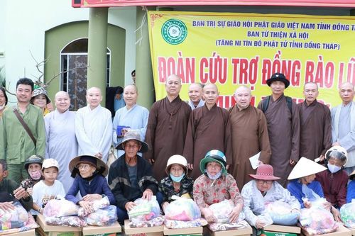 Đoàn Ban Trị sự GHPGVN tỉnh Đồng Tháp trao 1.200 phần quà cứu trợ bà con tại Đắk Lắk, Khánh Hòa