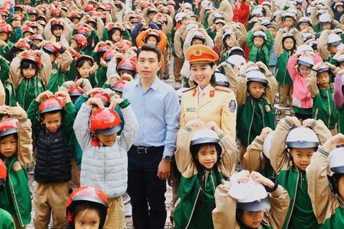 Hà Nội tuyên truyền Luật Trật tự ATGT cho học sinh Trường tiểu học Trung Tự