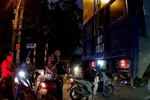 Xe tải bất ngờ lùi giữa dòng phương tiện, va chạm ô tô con