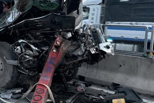 Bản tin TNGT 8/12: Ô tô tải tông xe đầu kéo trên cao tốc, 2 người tử vong