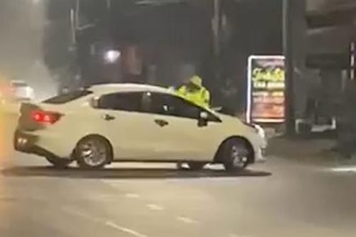 Tạm giữ tài xế 'thông chốt' kiểm tra nồng độ cồn, tông CSGT