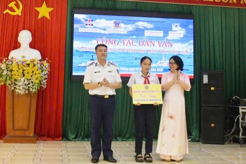 Đẩy mạnh tuyên truyền pháp luật, tình yêu biển đảo cho học sinh