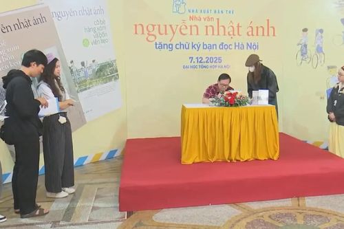 Nhà văn Nguyễn Nhật Ánh ký tặng sách mới cho bạn đọc