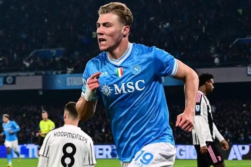 Napoli chiếm ngôi đầu, AS Roma nhận thất bại tối thiểu