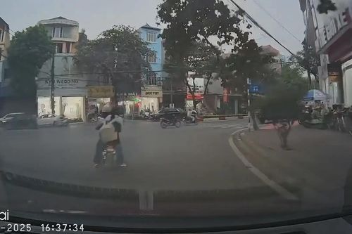 Va chạm giao thông vì xe điện chuyển hướng không dứt khoát