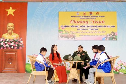 Ngoại khóa 'Theo bước chân anh Bộ đội Cụ Hồ'