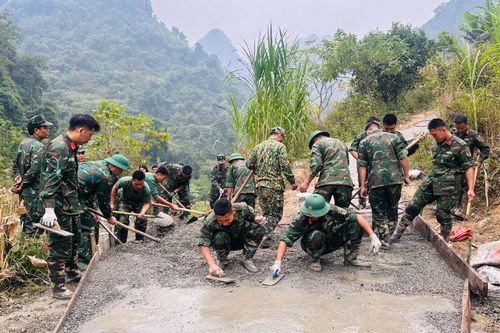 Khởi công tuyến đường 'Thắm tình quân dân' tại xã Hòa An