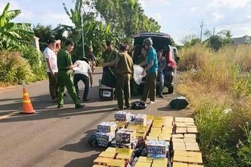 Tài xế ô tô chở gần 500kg pháo nổ lậu lạng lách, ép xe cảnh sát khi bị truy đuổi