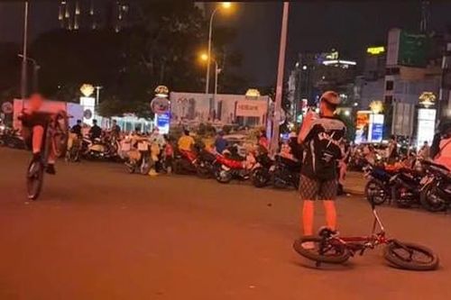 CSGT TPHCM xử phạt hai thanh thiếu niên điều khiển xe đạp bằng một bánh