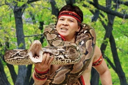 'Vua xiếc Việt' nổi danh thế giới, 4 lần suýt mất mạng khi diễn với trăn