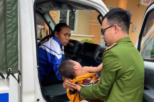 Công an dùng xe chuyên dụng đưa bé gái 1 tuổi đi cấp cứu