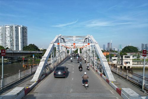 Sau lệnh cấm xe tải, giao thông qua cầu 120 tuổi ở TP.HCM ra sao?