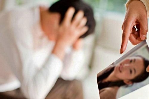 Vợ chịu khổ 8 năm, chồng 'báo đáp' bằng căn chung cư cho nhân tình và con riêng