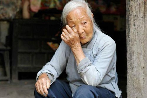 Thiên vị con cả giàu có, bạc đãi con út nghèo khó: Mẹ già nhận quả báo khi bệnh tật ập đến