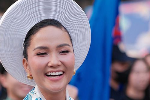 Sắc vóc sau sinh qua 'cam thường' của H'hen Niê