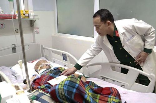 Kịp thời tiếp sức cho bệnh viện bị cô lập suốt 4 đêm 5 ngày trong lũ lịch sử