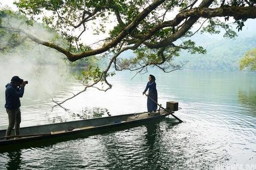 Rừng cổ thụ 'khoác áo mới' bên hồ nước ngọt đẹp nhất thế giới