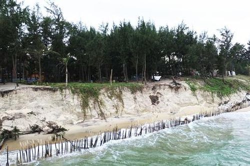 Cận cảnh bờ biển bị sóng dữ xé toạc, đe dọa 'nuốt' hàng loạt công trình