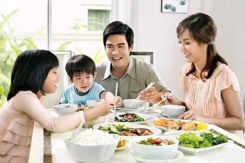 Bữa cơm gia đình liệu có còn hấp dẫn con trẻ trong thời đại đồ ăn nhanh?