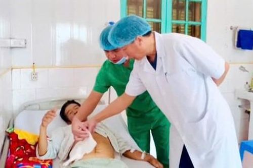 Đau bụng kéo dài, người đàn ông bất ngờ phát hiện thủng túi thừa ruột non