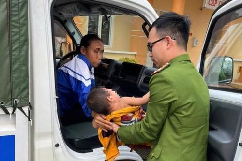 Công an xã đến tận nhà đưa cháu bé người Bru - Vân Kiều bị bỏng nặng đi cấp cứu
