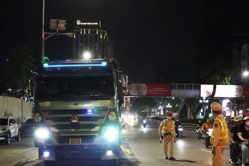 Xuyên đêm xử lý hàng chục xe chở quá tải trọng, tìm đủ cách 'né' kiểm tra