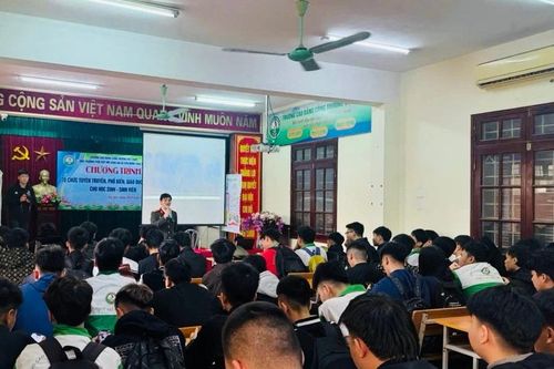 Công an xã Sơn Đồng tuyên truyền phòng ngừa tội phạm và đảm bảo an ninh mạng cho hơn 700 học sinh, sinh viên